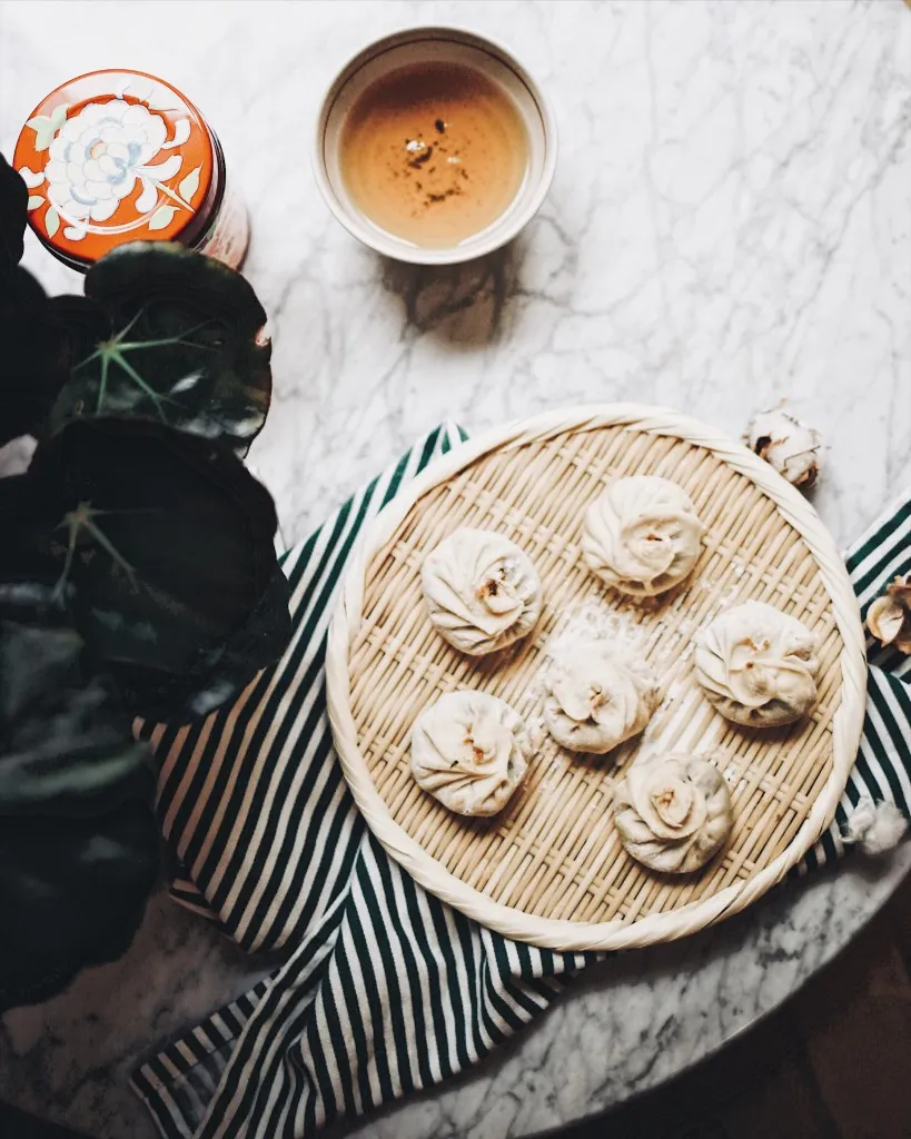 Baozi déposés dans la sauce