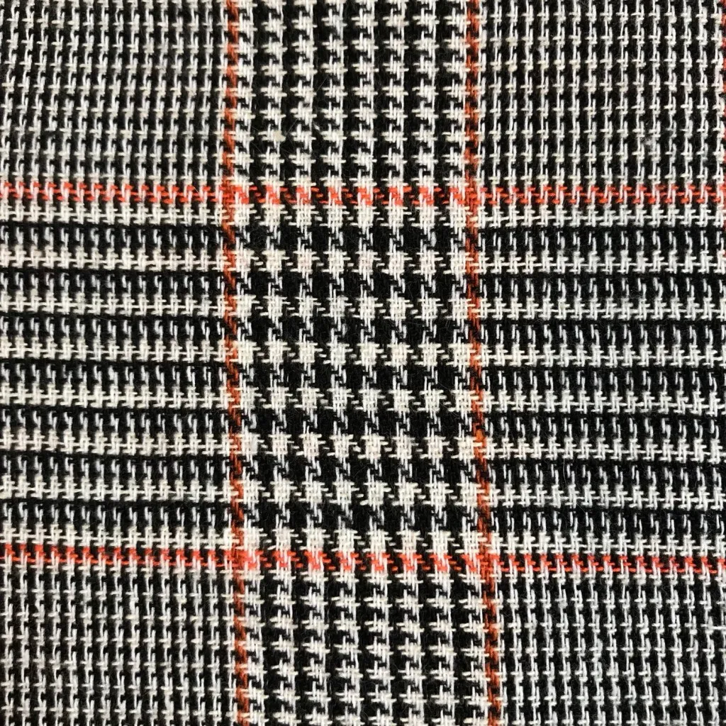 Détail du look à carreaux