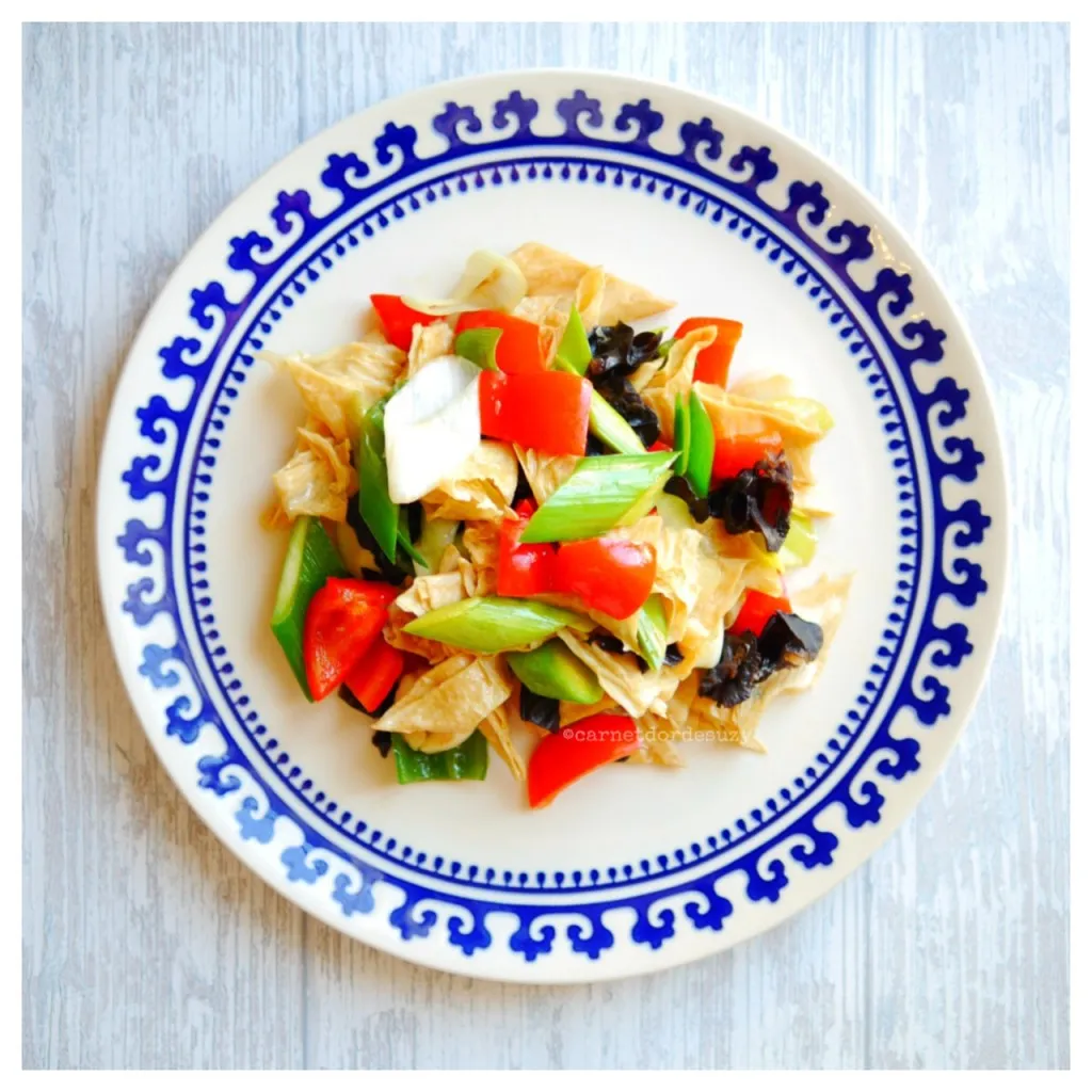 Tofu caillé séché coloré en sauce